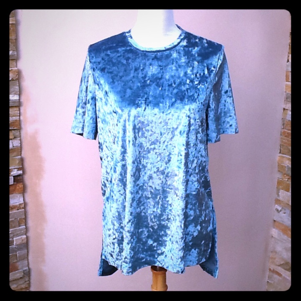 NWOT Curations velvet like top, size small.